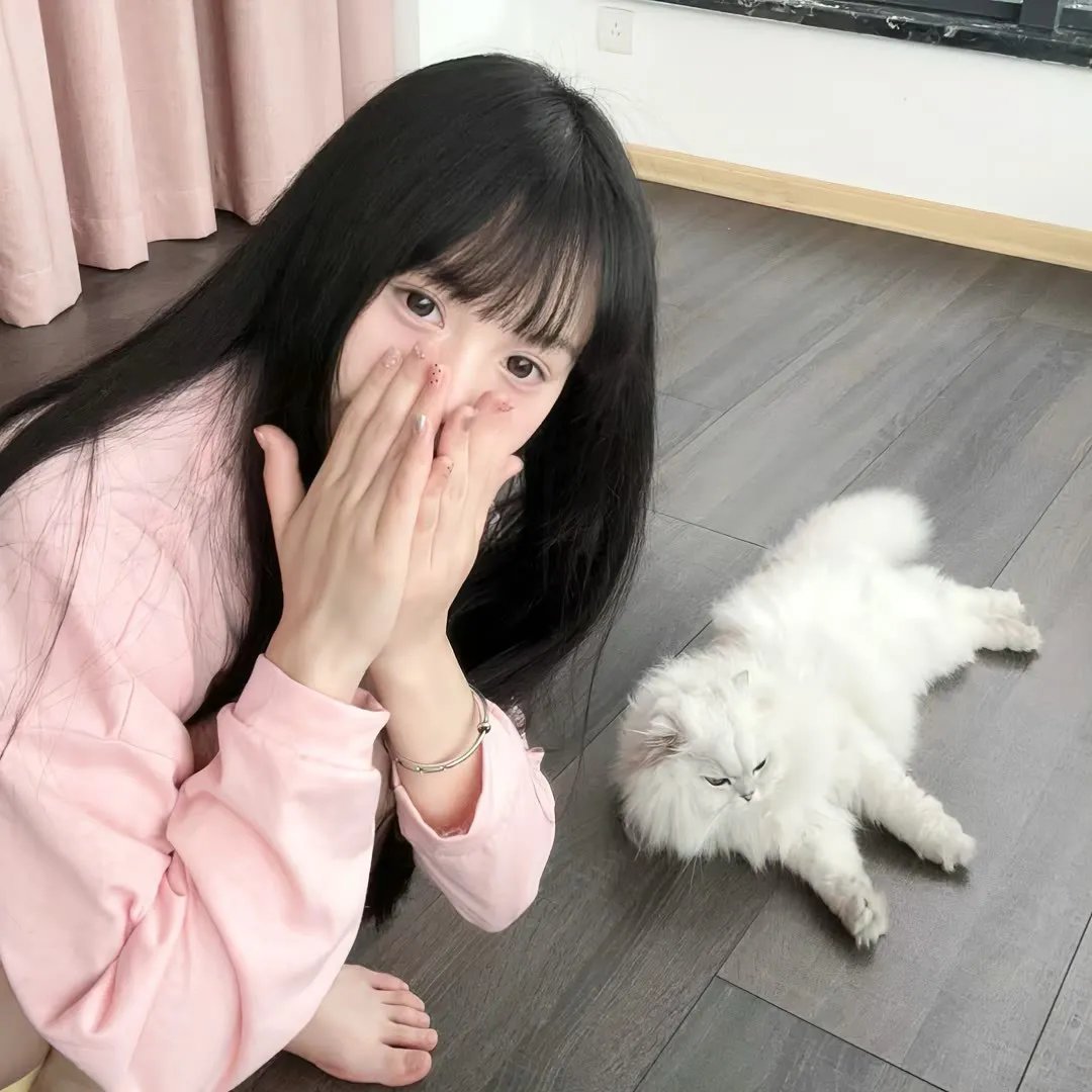 出墙红杏两家春