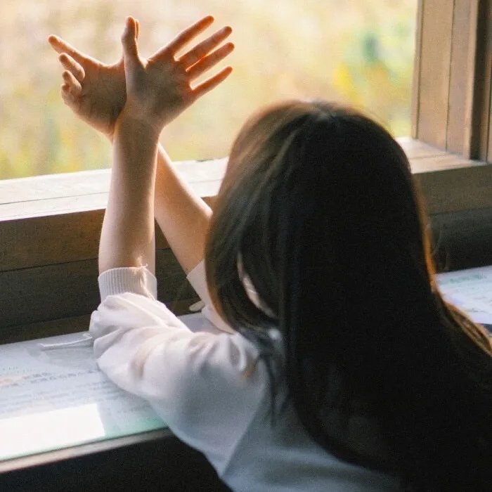 逃出苦难向春山