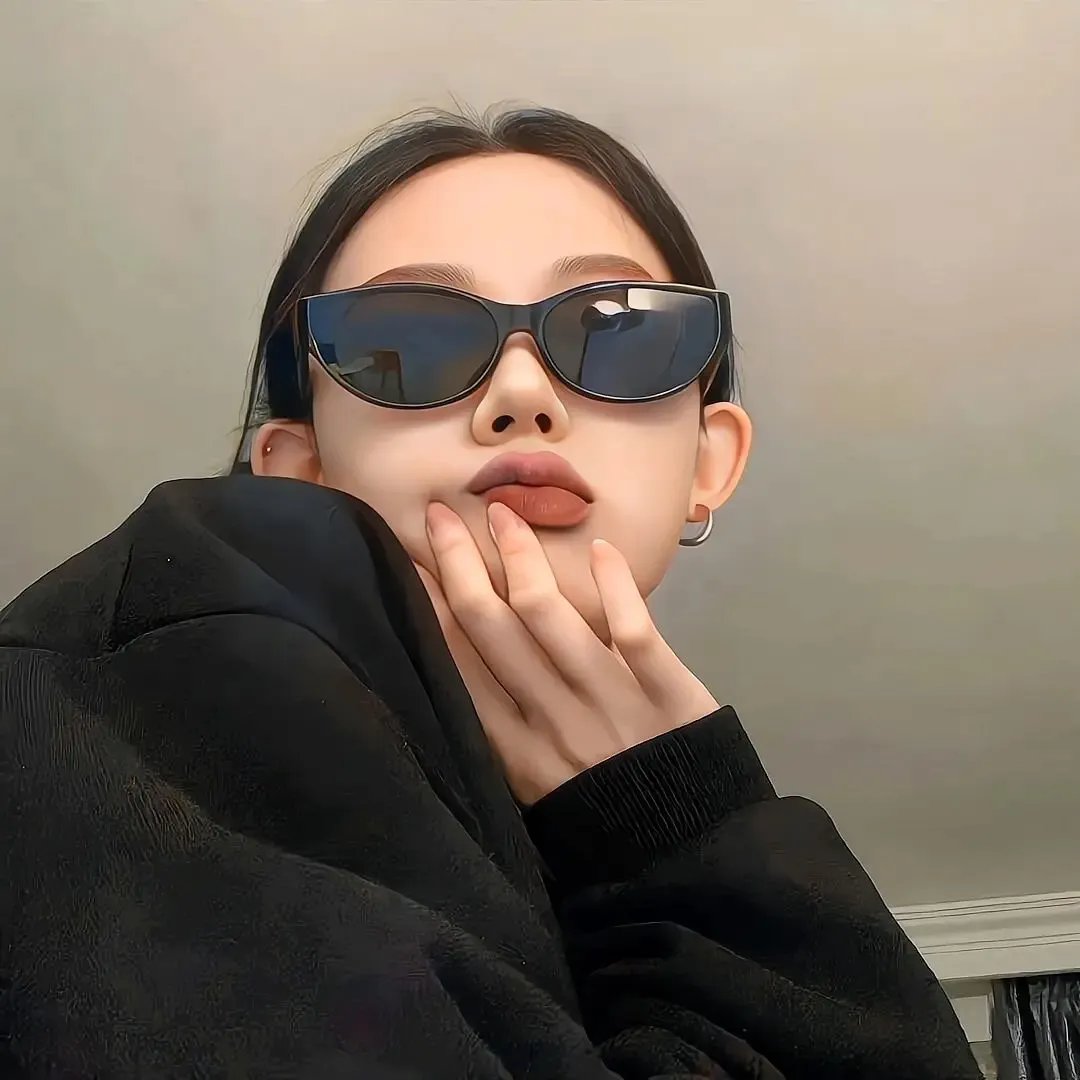 他嚣张狂妄，却对她俯首称臣